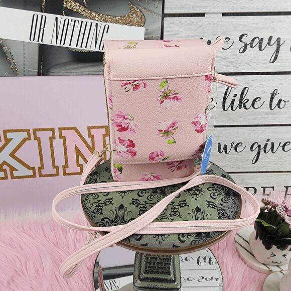 💖 NWT Ch!c Unlimited Pink Floral Travel Wallet ID Case 8"h x 5L" x 3”w #7250 💖 - Picture 1 of 7